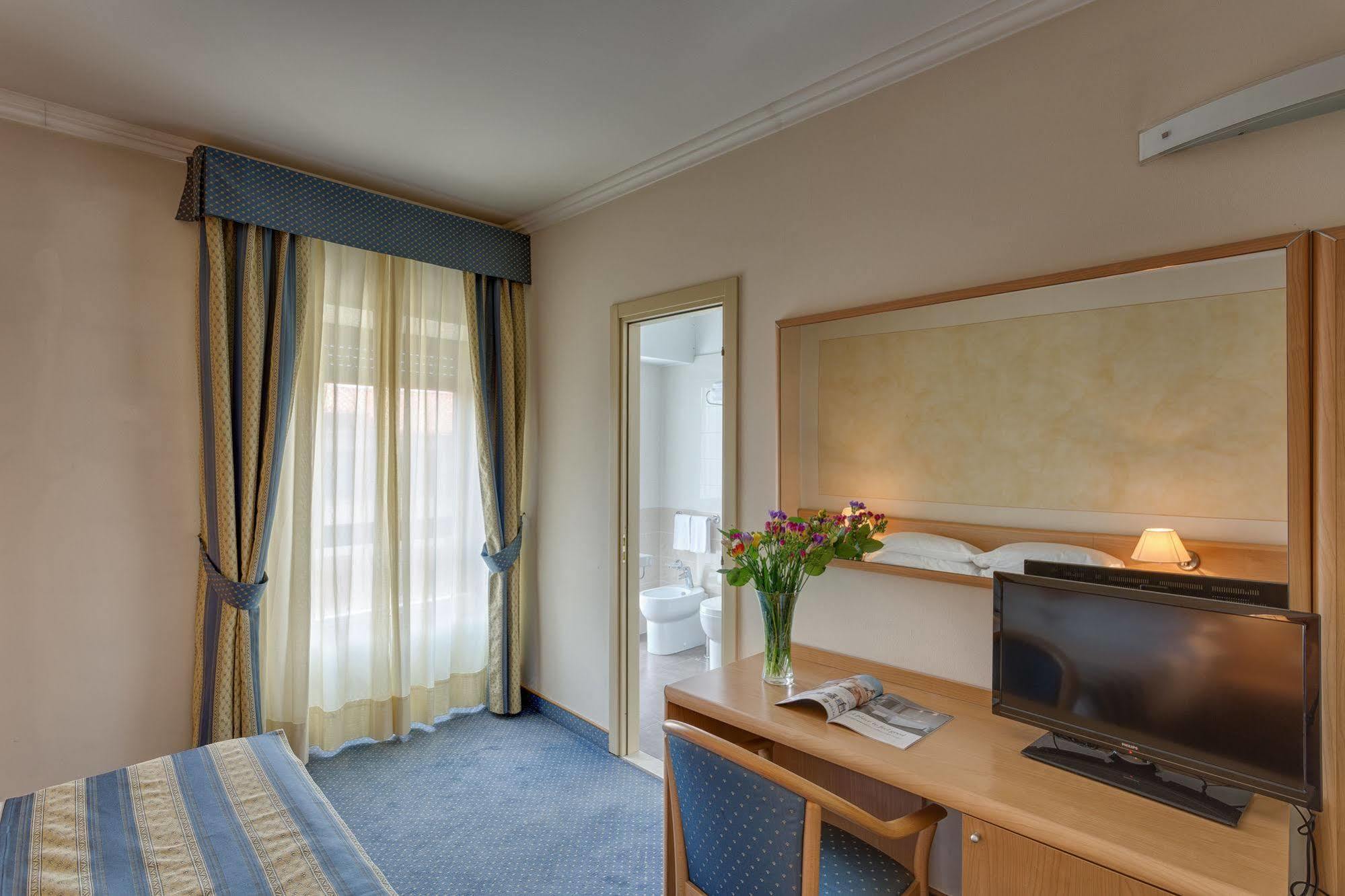 Hotel Continental Brescia Roncadelle エクステリア 写真